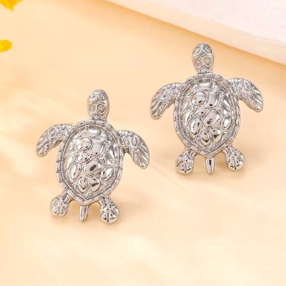 Sea Turtle Silver Stud Earrings - Picture 3 of 4